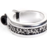 The Shadow Conspiracy Sadelstolpsklämma Silver